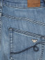Узкие джинсы из светлого денима Emporio Armani  –  Деталь